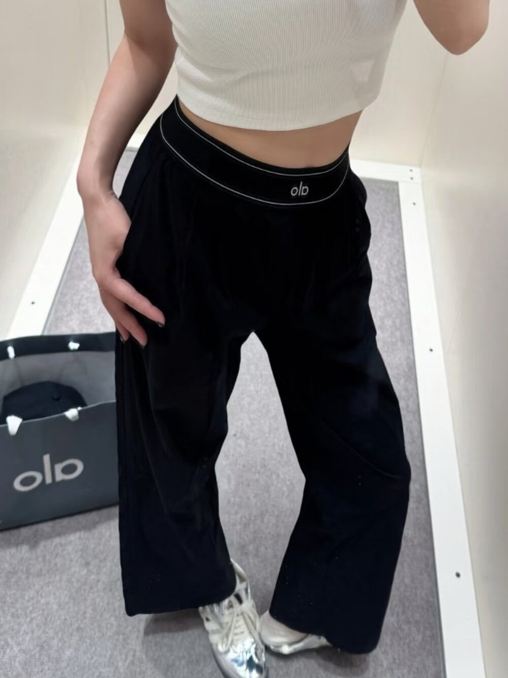 Brand new Alo Yoga Suit Up Trouser black regular with tags 🤍